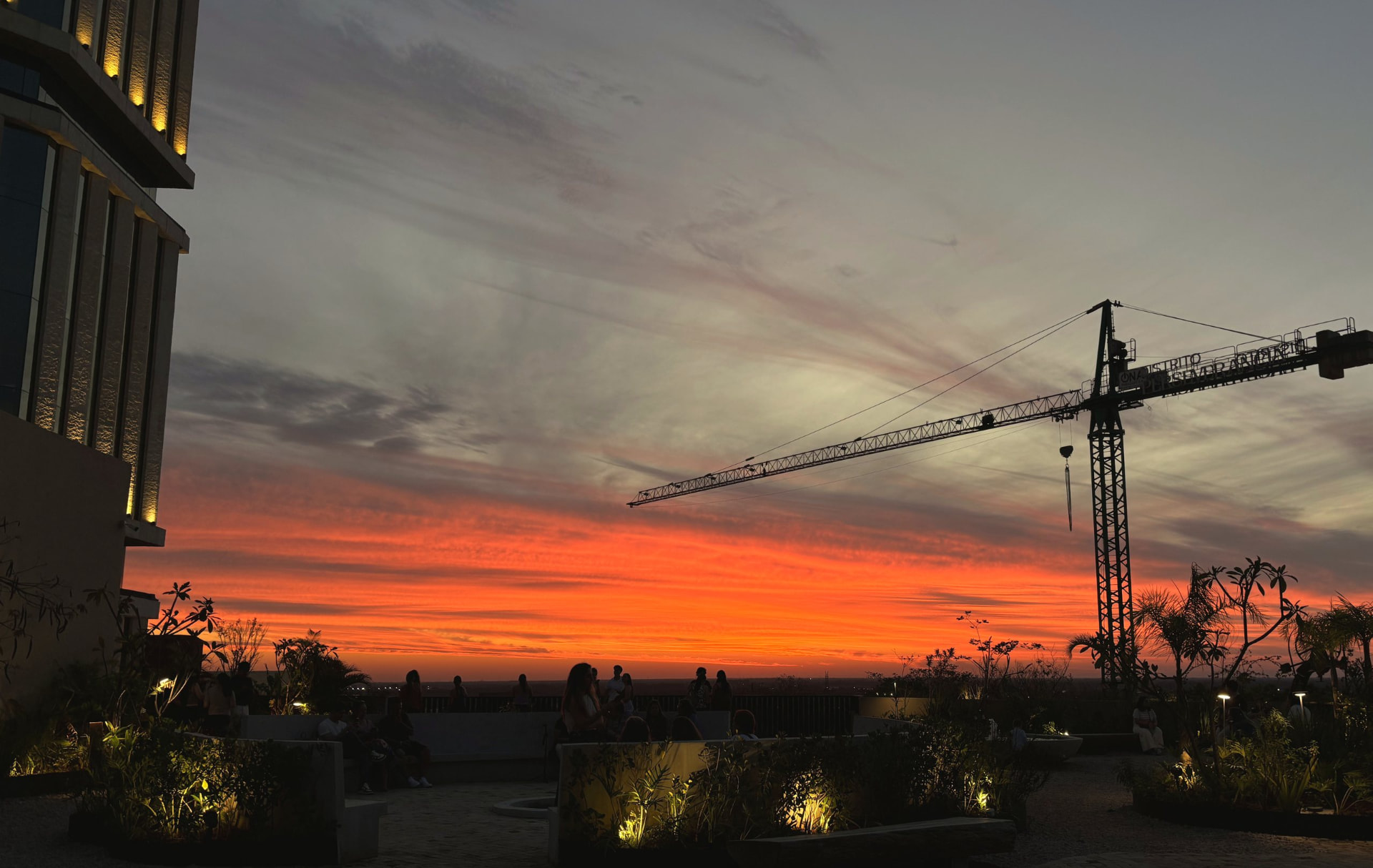 Atardecer sobre Asunción con grúa de construcción