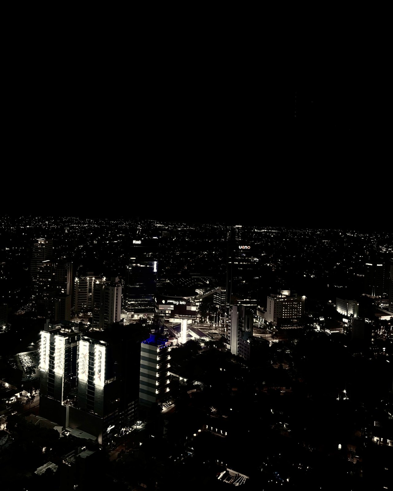 Asunción de noche, vista aérea del eje corporativo